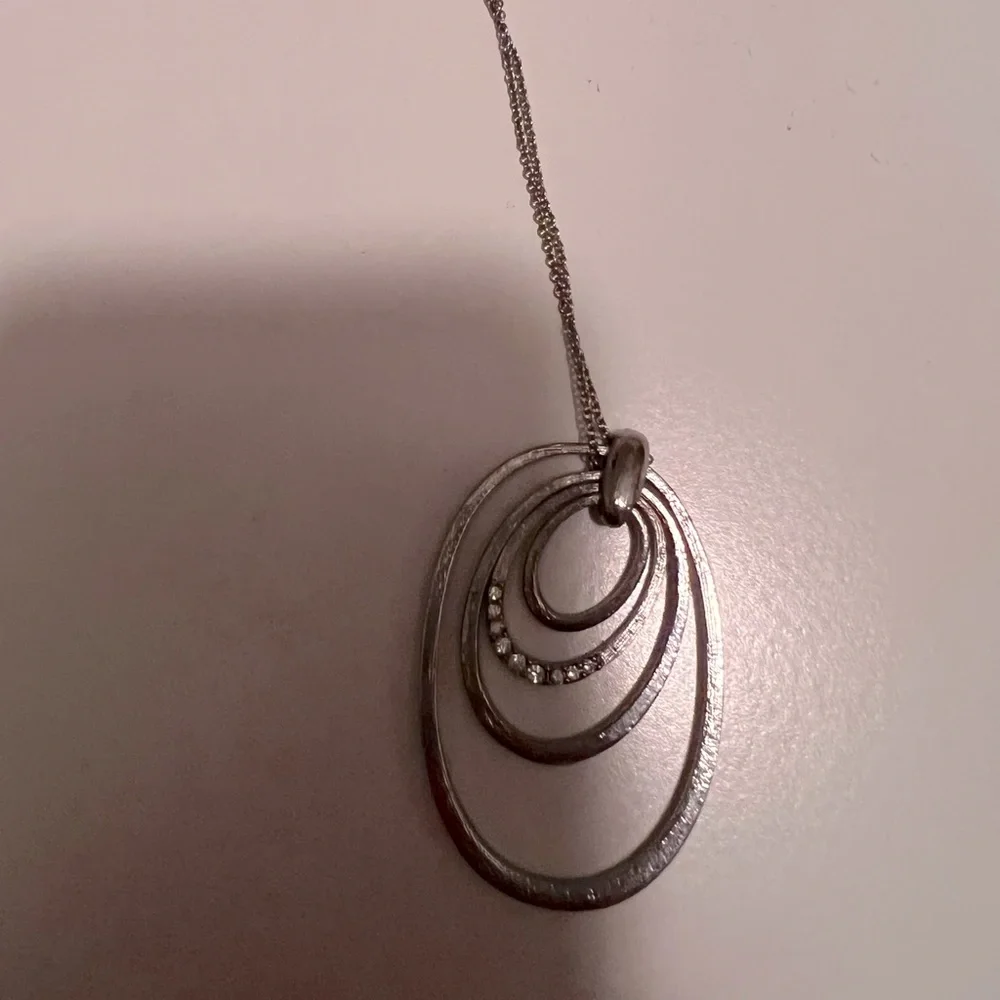 2 necklaces/costume jewelry , oval shaped